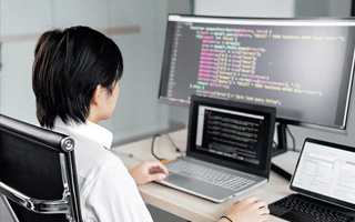 常宁 ,php声明和调用变量的符号是什么？